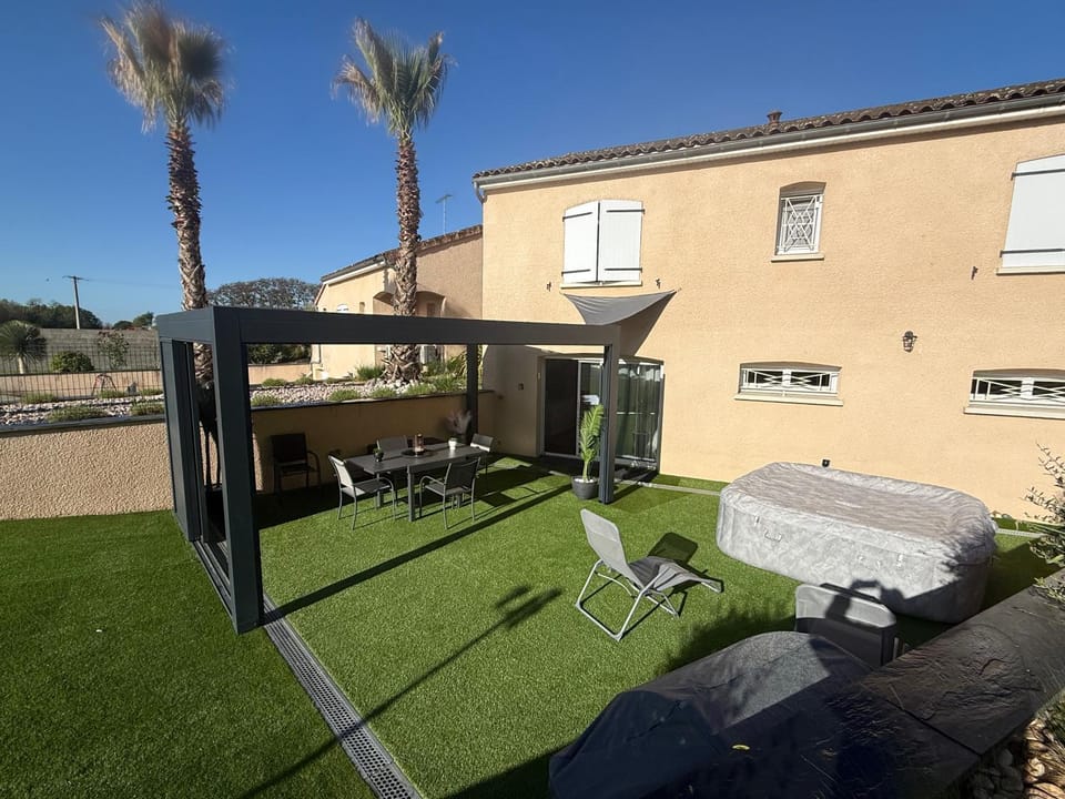 Property building, Patio, Garden, Hot Tub, Balcony/Terrace, sunbed
