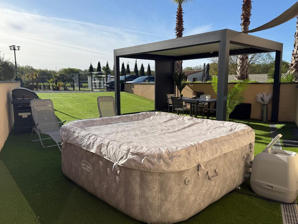 Property building, Hot Tub