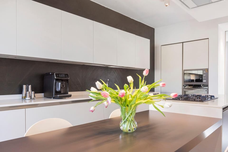 Kitchen or kitchenette, Living room