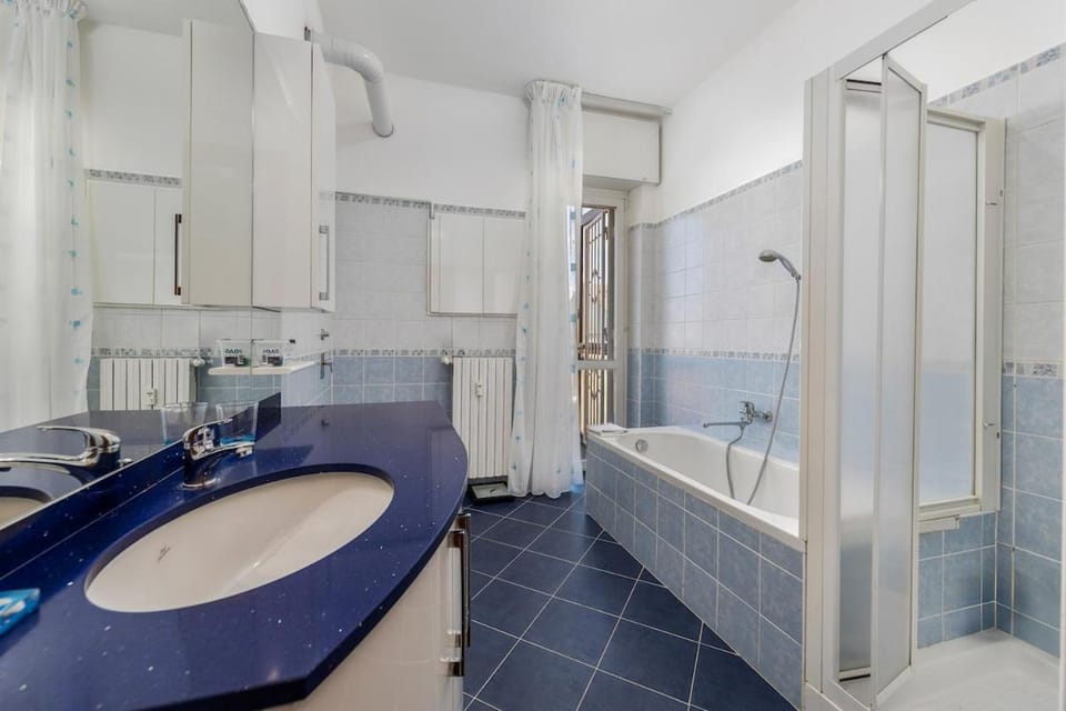 4 min to Metro, 20 min to Duomo & Station, Balcony Apartment in Sesto San Giovanni