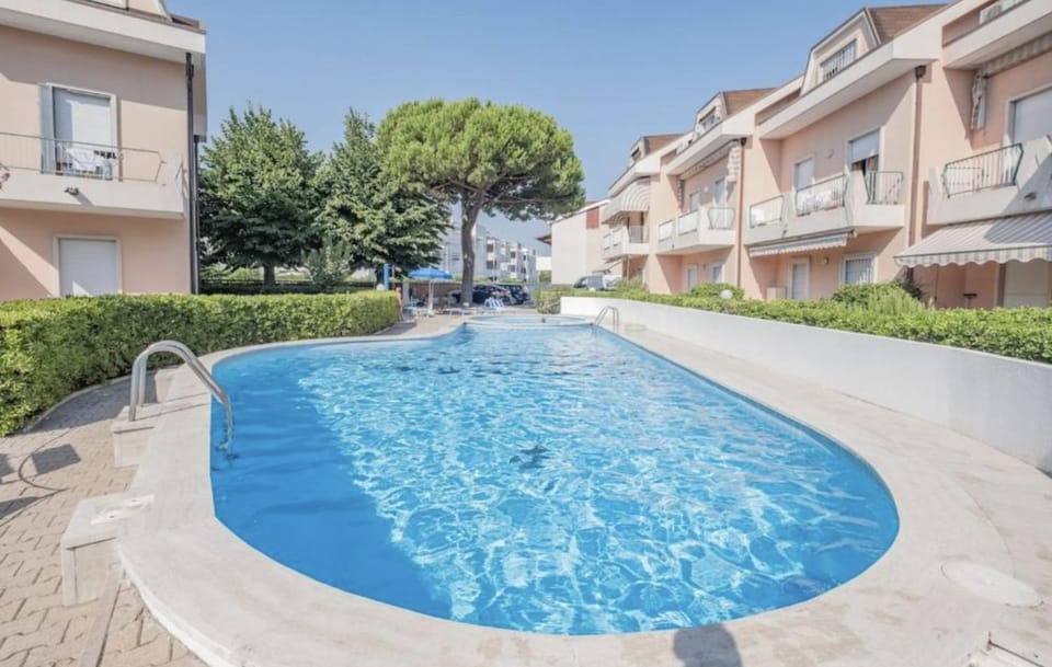 Property building, Day, Pool view, Swimming pool