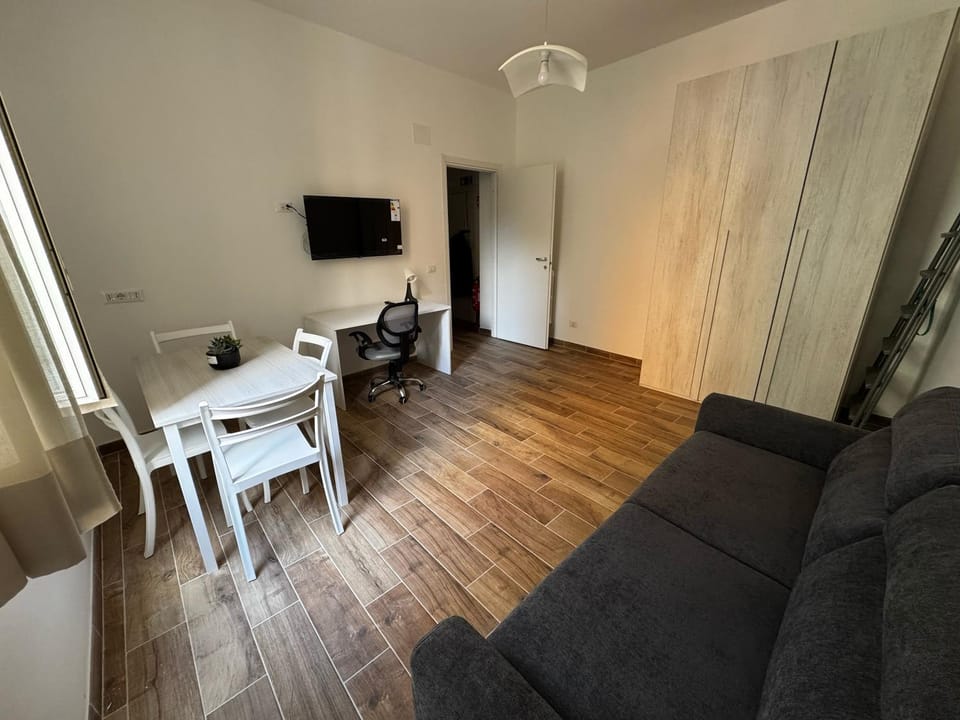 TV and multimedia, Living room, Seating area, Dining area