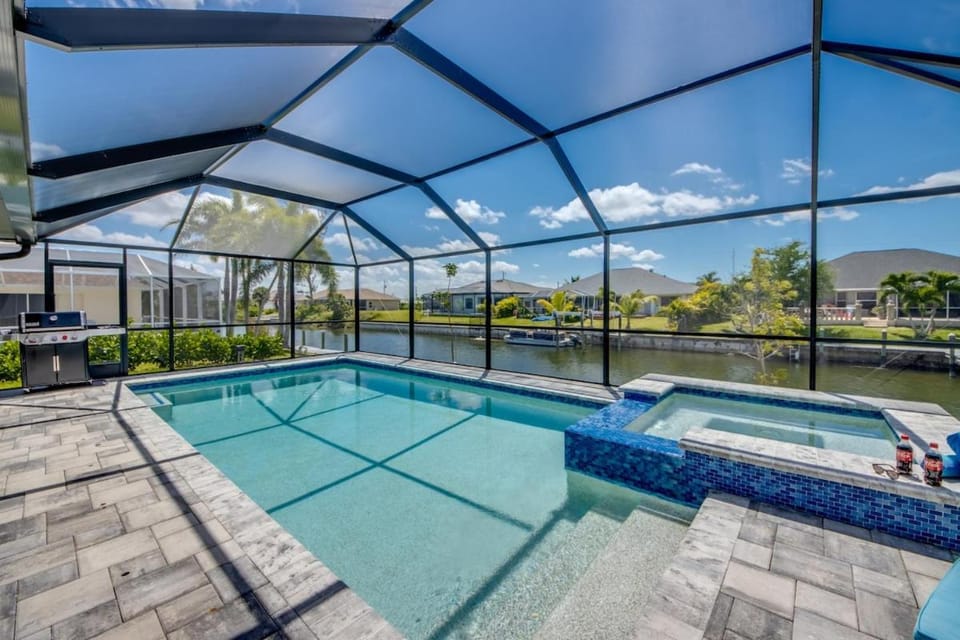 CoralVilla Calm Waters - pool & spa, cozy, on water, BBQ grill House in Cape Coral