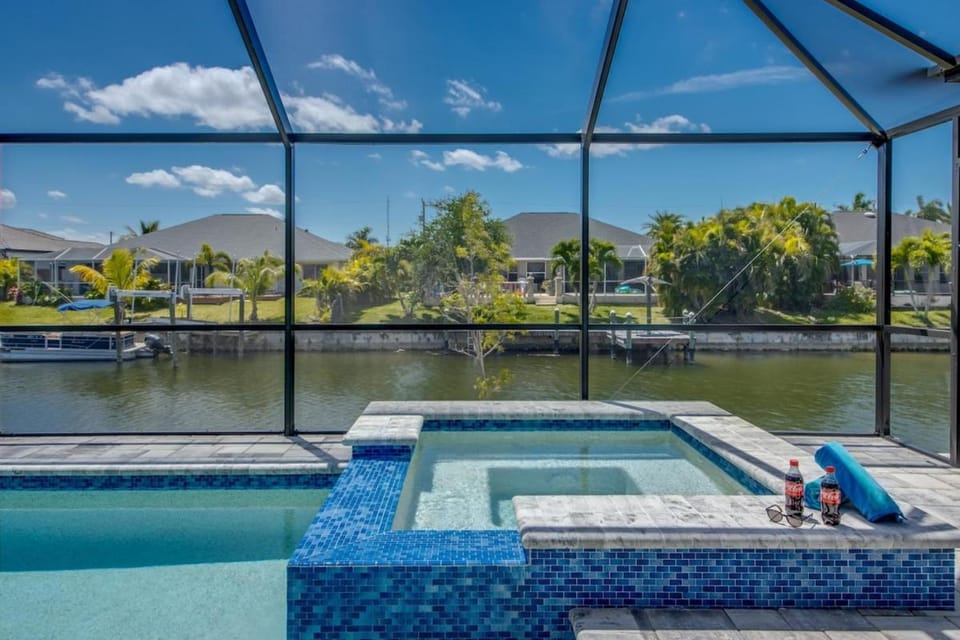 CoralVilla Calm Waters - pool & spa, cozy, on water, BBQ grill House in Cape Coral