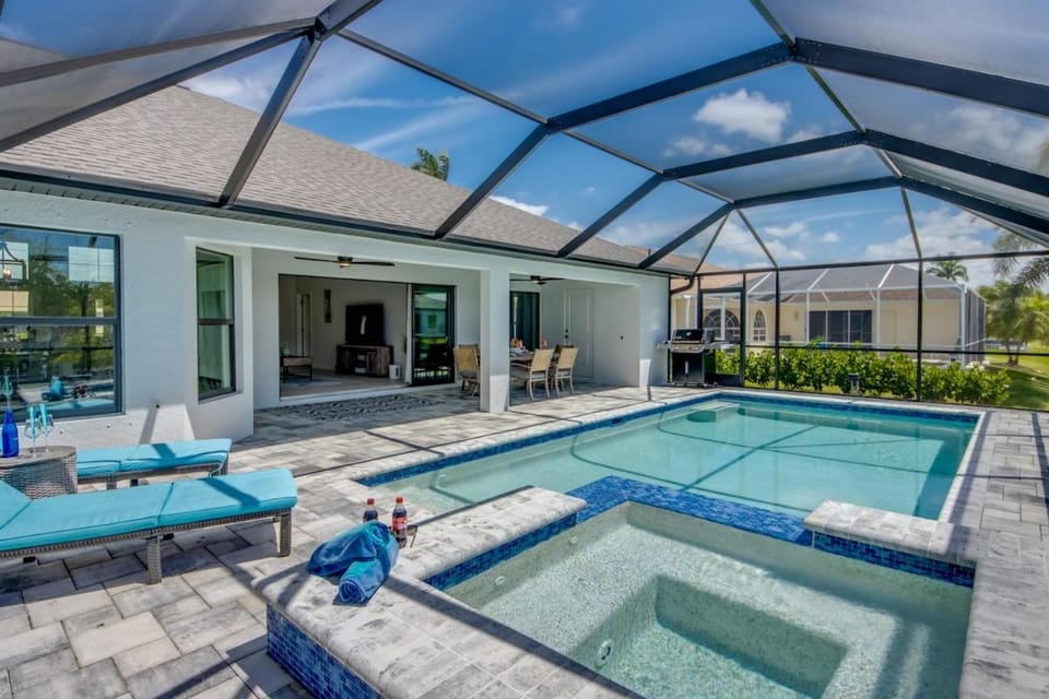 CoralVilla Calm Waters - pool & spa, cozy, on water, BBQ grill House in Cape Coral