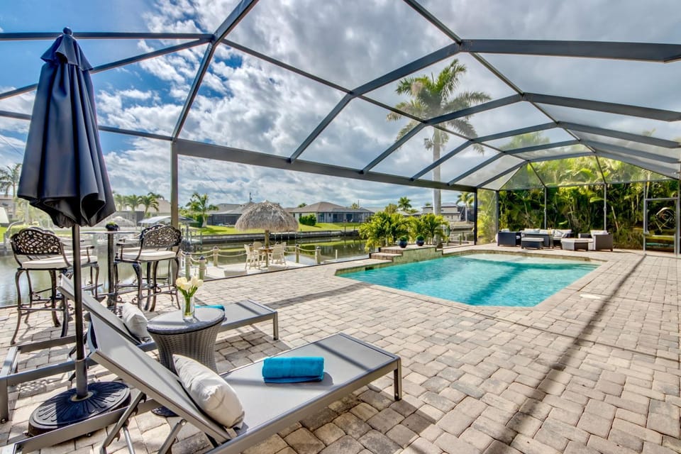 CoralVilla Sweet Mailin - pool, kayaks, Tiki Hut, gulf access House in Cape Coral