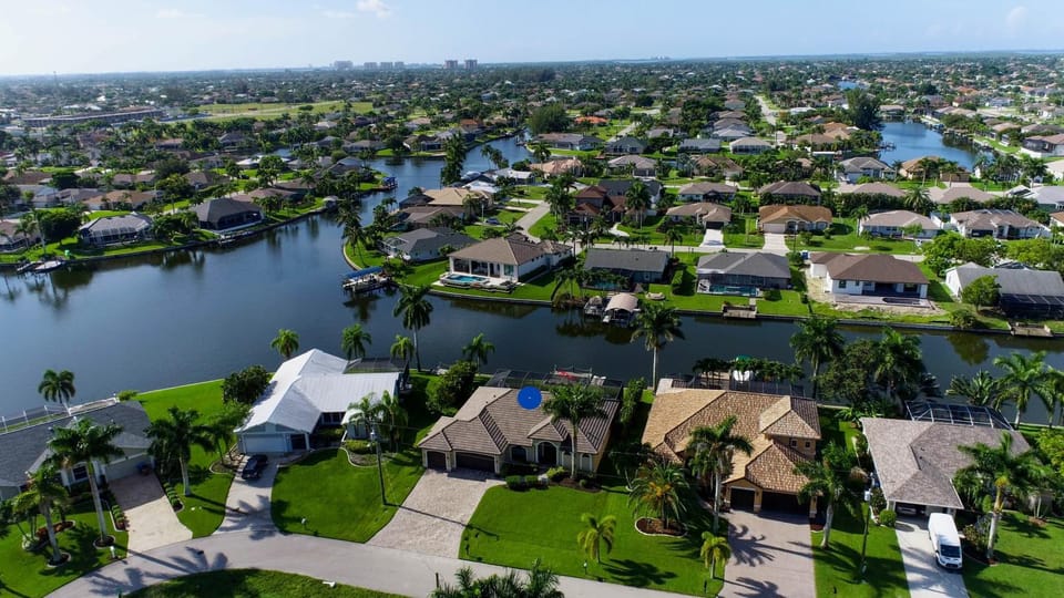 CoralVilla Sweet Mailin - pool, kayaks, Tiki Hut, gulf access House in Cape Coral
