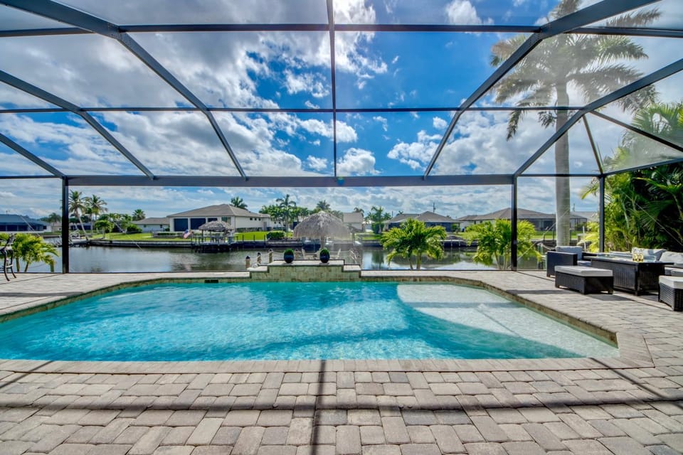 CoralVilla Sweet Mailin - pool, kayaks, Tiki Hut, gulf access House in Cape Coral