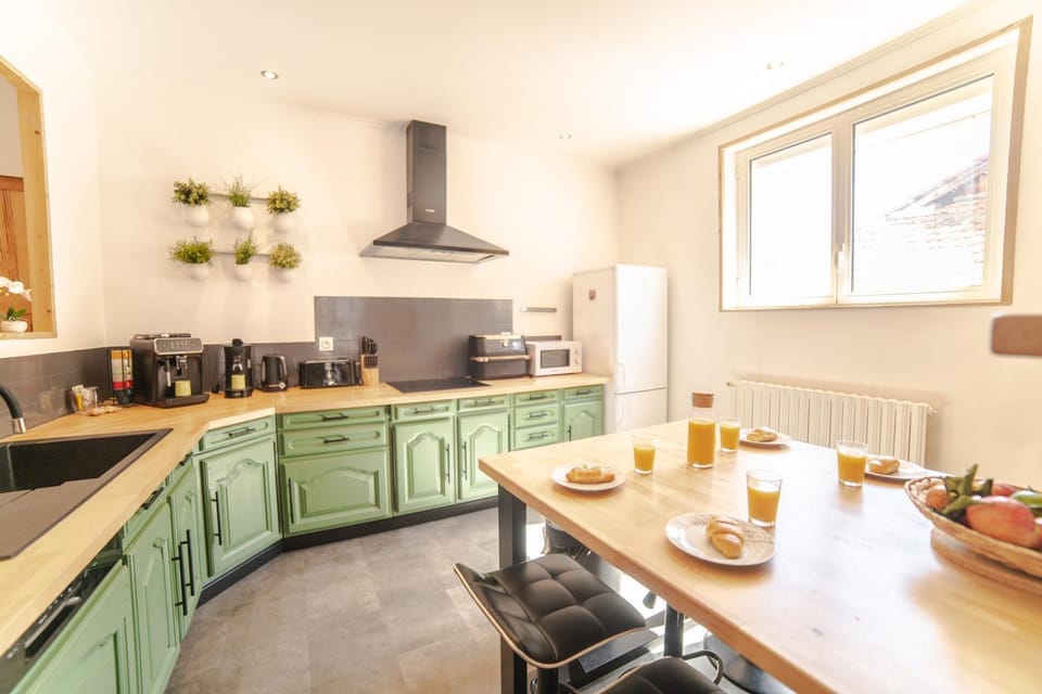 Coffee/tea facilities, Dining area, microwave, kitchen