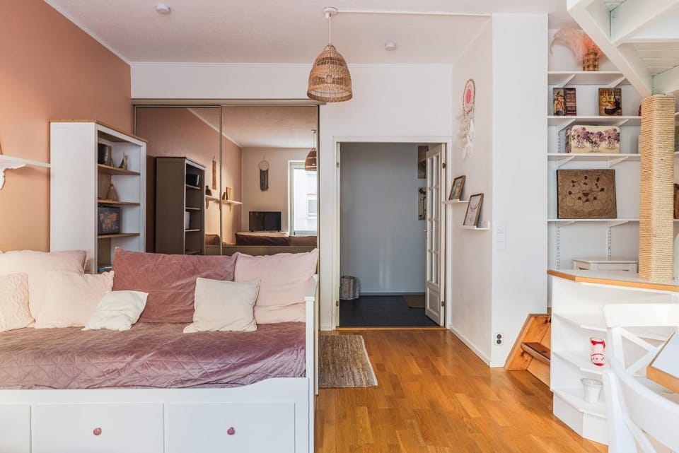 Bed, Living room, Photo of the whole room, Seating area, wardrobe