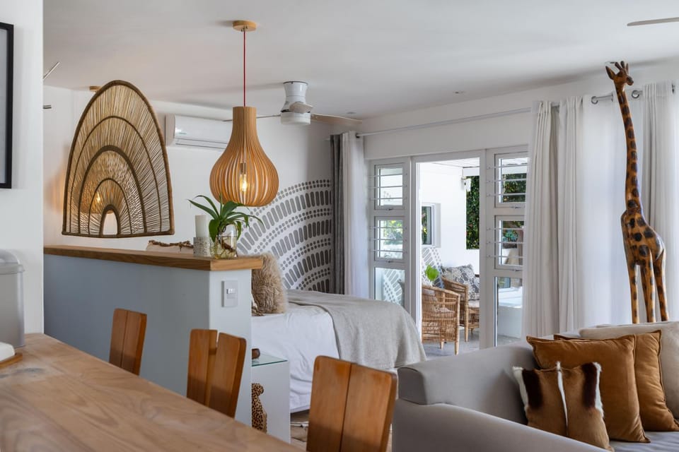 Photo of the whole room, Dining area, Bedroom