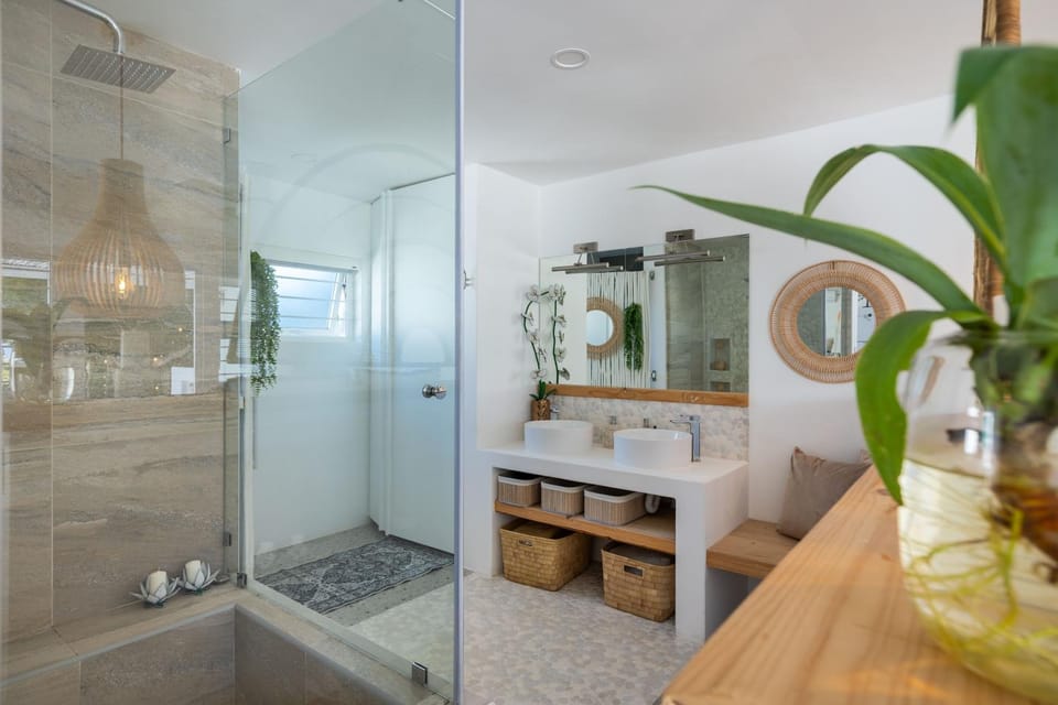 Shower, Bathroom, Decorative detail