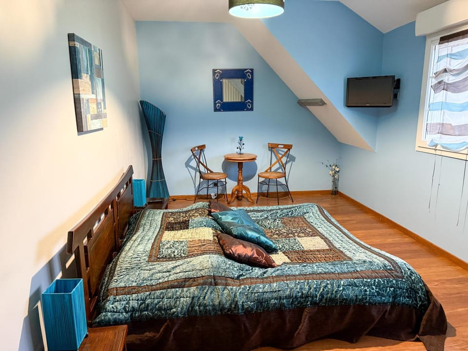 Photo of the whole room, Bedroom
