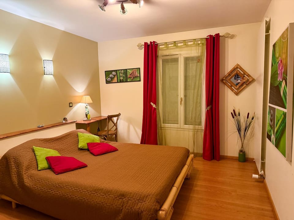 Bed, Photo of the whole room, Bedroom
