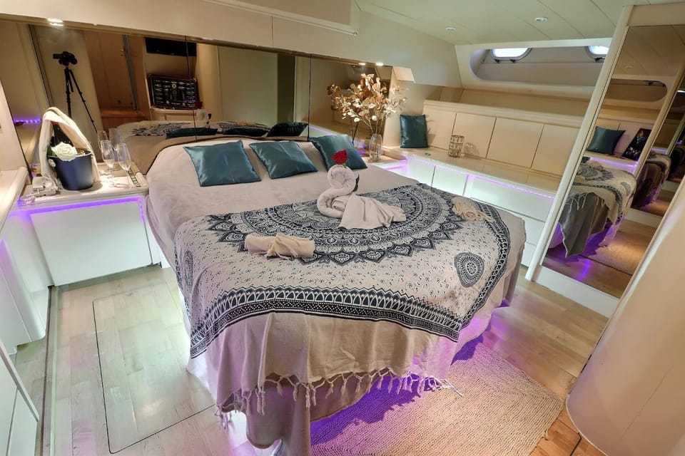 Bed, TV and multimedia, Photo of the whole room, Bedroom, towels