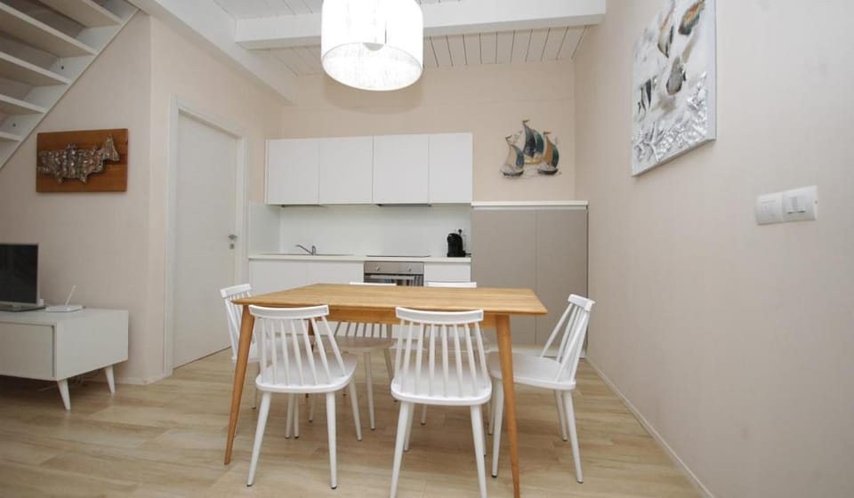 Kitchen or kitchenette, Dining area, oven