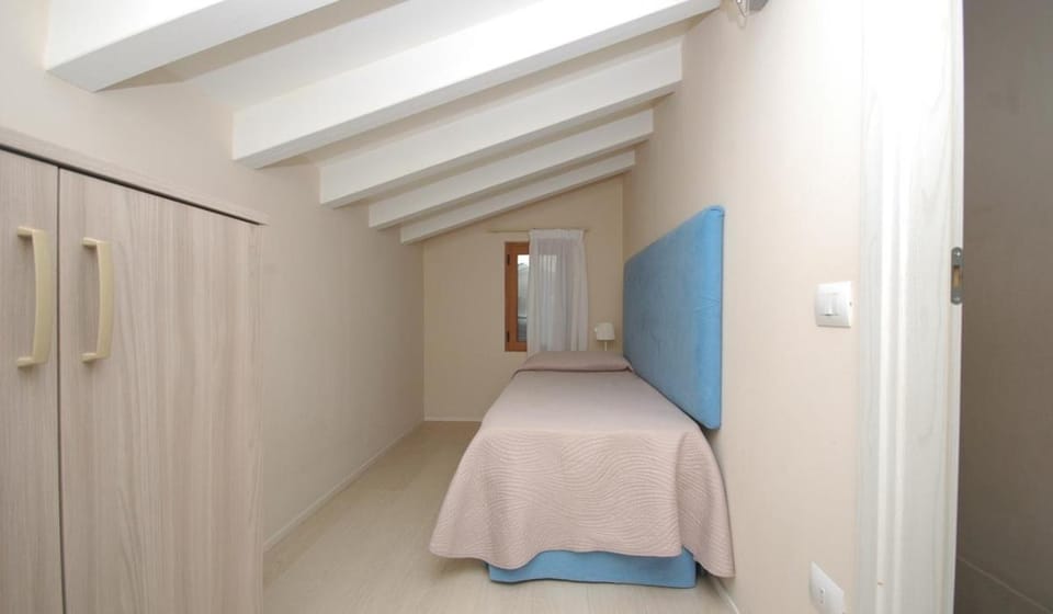 Bed, Photo of the whole room, wardrobe