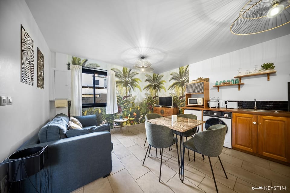 Kitchen or kitchenette, Living room