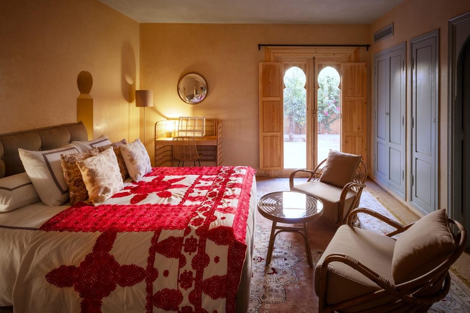 Bed, Living room, Photo of the whole room, Seating area, Bedroom