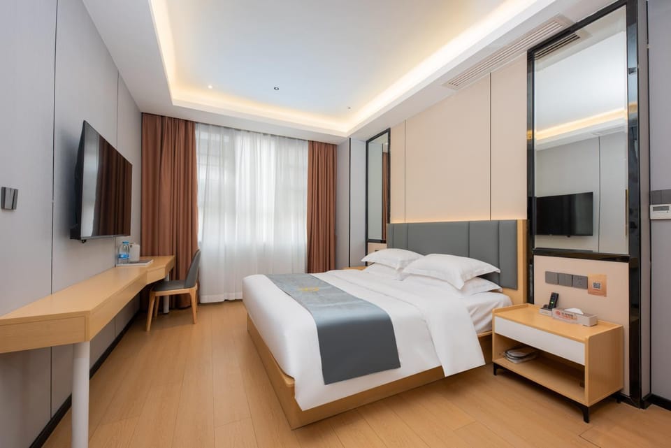 Bed, TV and multimedia, Photo of the whole room, Bedroom, towels