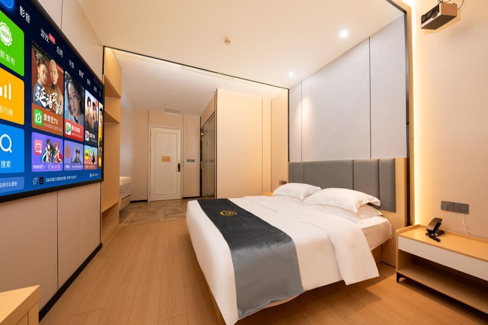 Bed, TV and multimedia, Photo of the whole room, Bedroom, towels