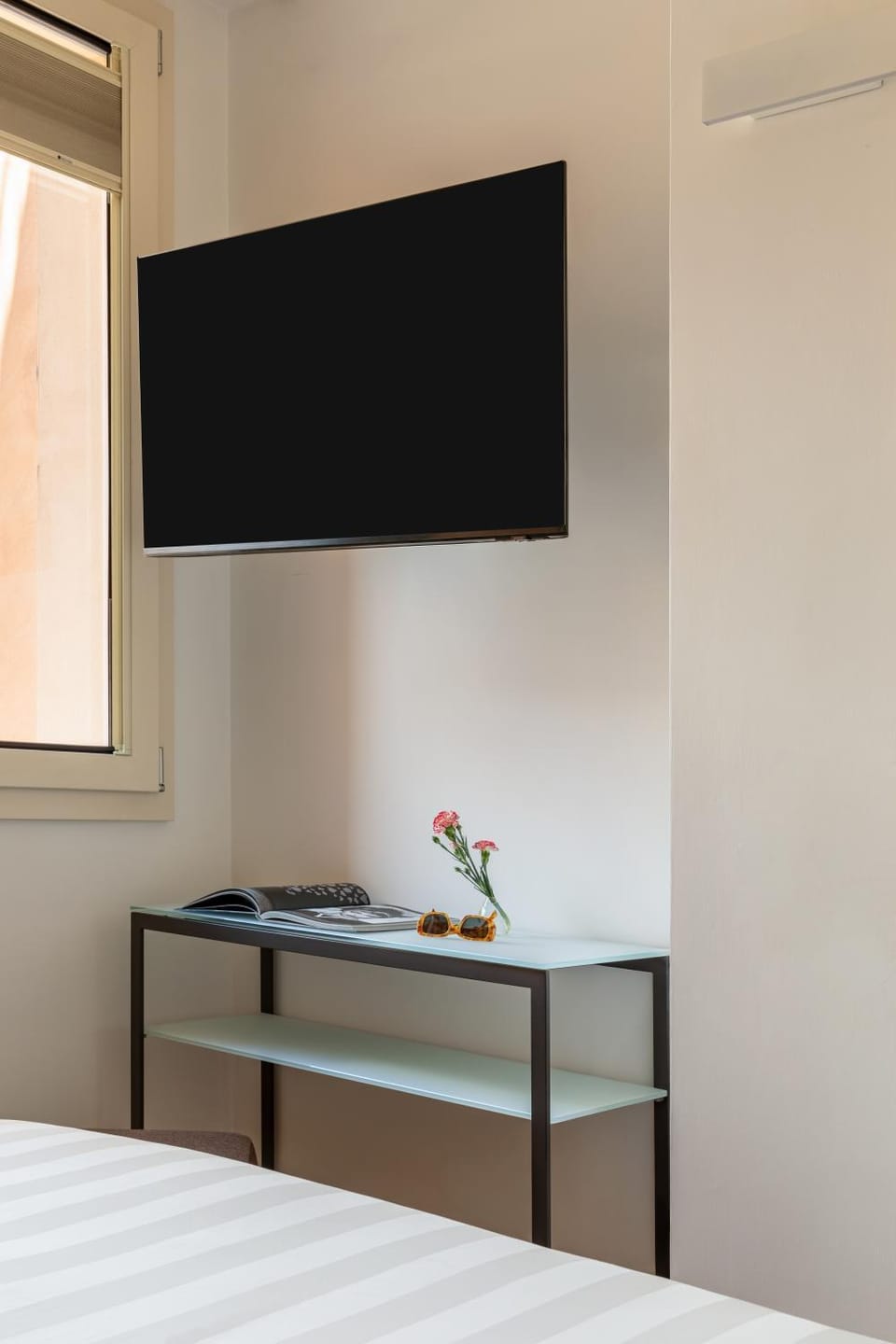 Bed, TV and multimedia, Photo of the whole room, Evening entertainment, Bedroom