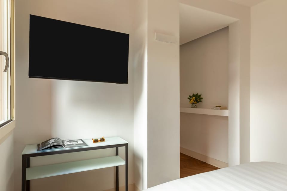 Bed, TV and multimedia, Evening entertainment, Bedroom