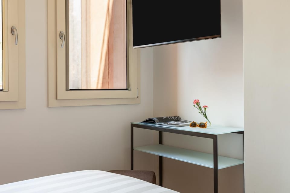 Bed, TV and multimedia, Photo of the whole room, Bedroom
