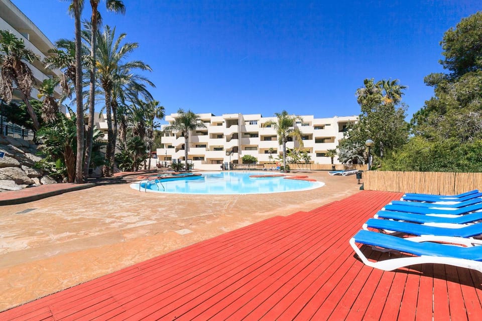 Swimming pool, sunbed
