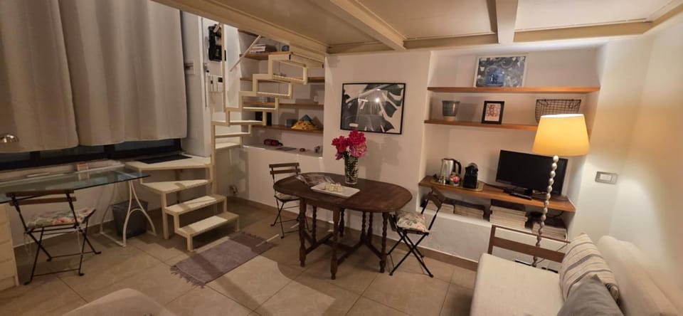 TV and multimedia, Living room, Seating area, Dining area