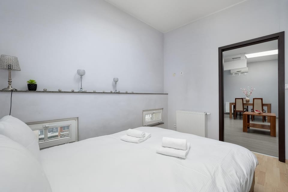 Bed, Bedroom, towels