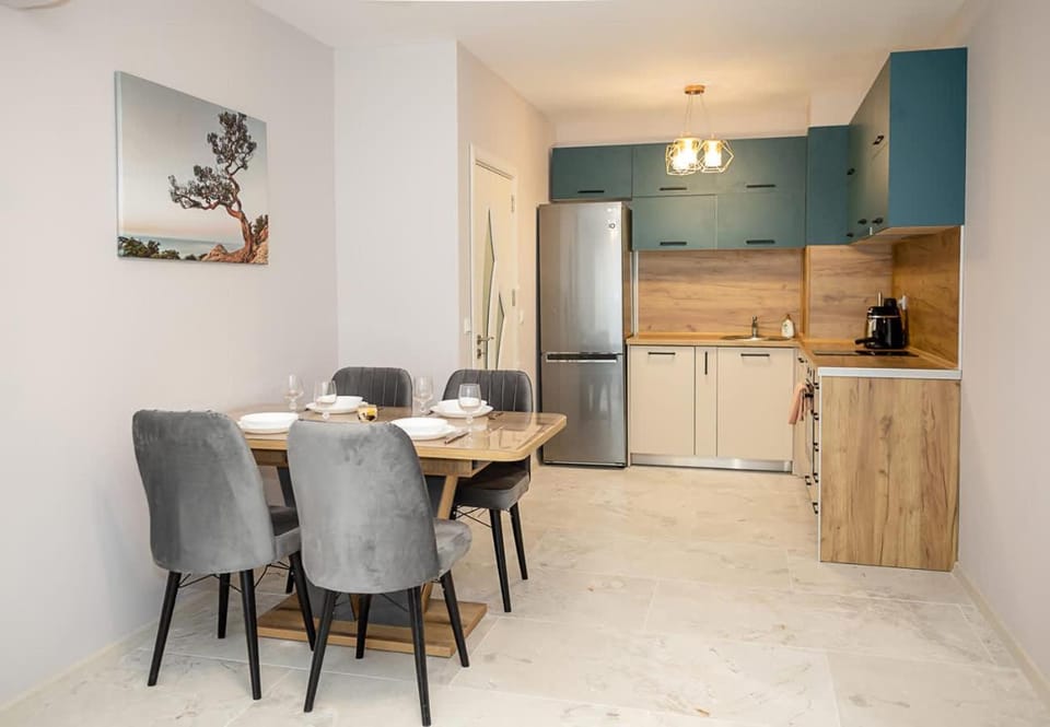 Kitchen or kitchenette, Dining area