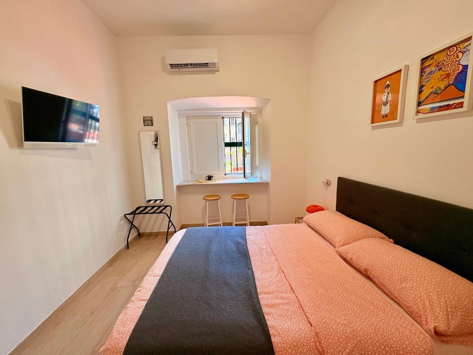 Bed, TV and multimedia, Photo of the whole room, Bedroom, air conditioner