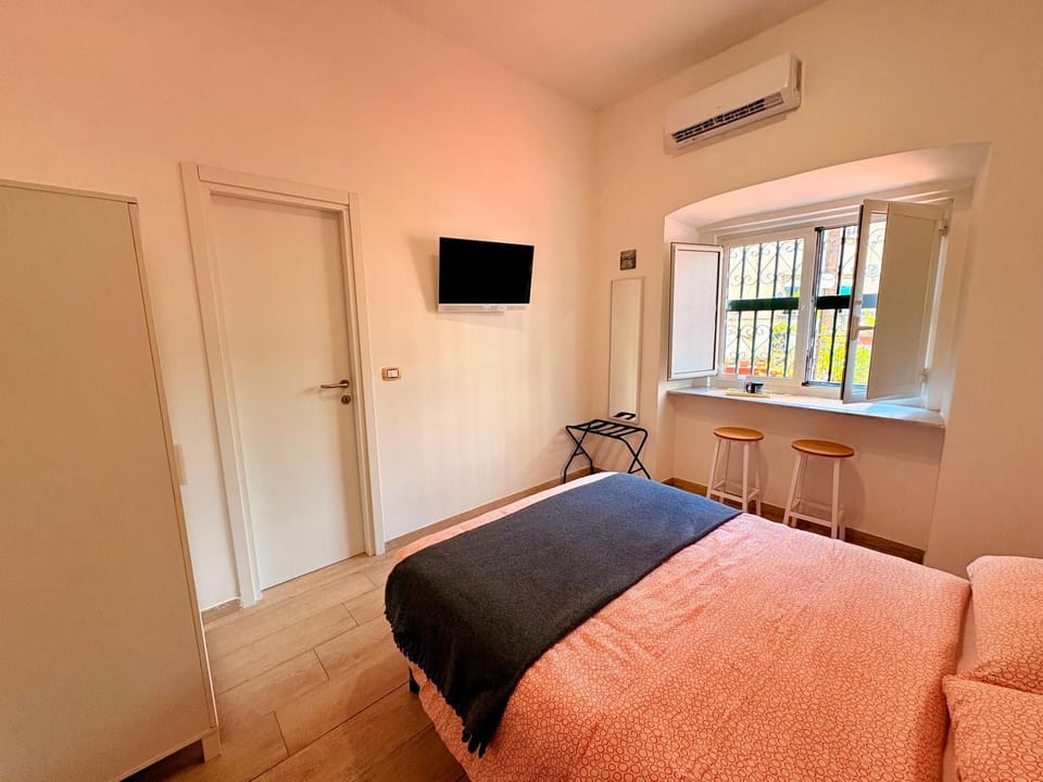 Bed, TV and multimedia, Photo of the whole room, Bedroom, air conditioner