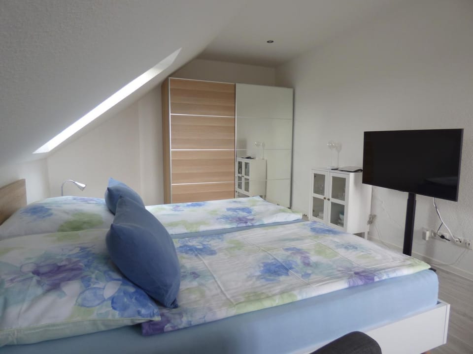Bed, TV and multimedia, Bedroom, wardrobe