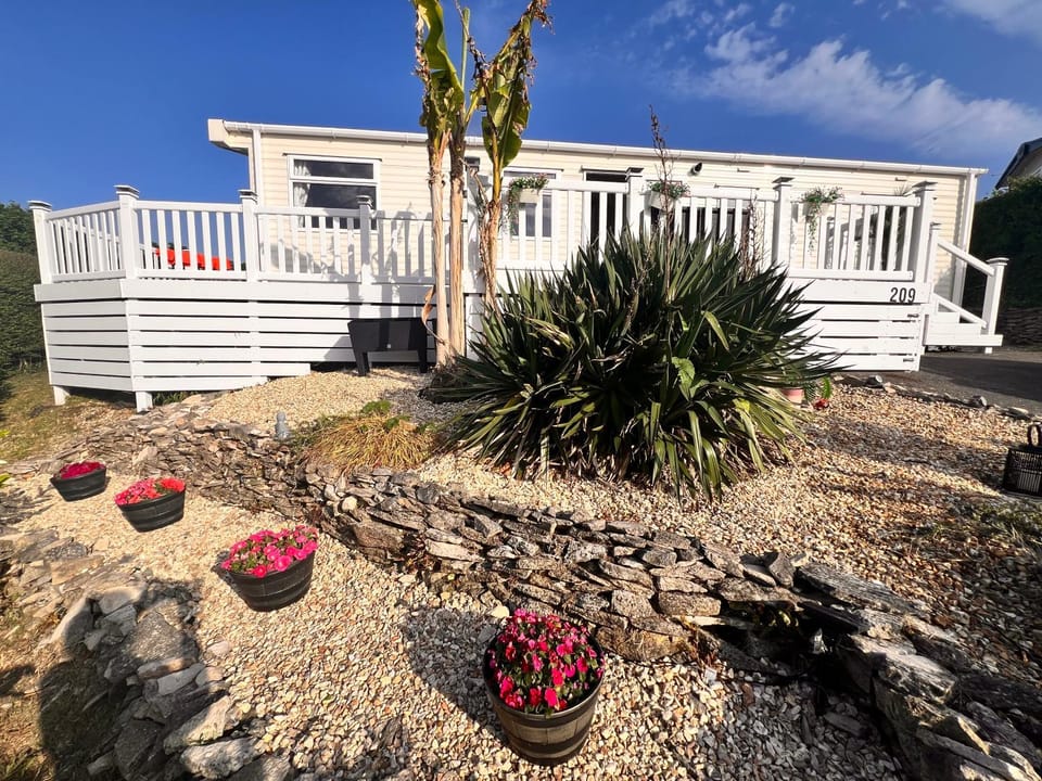 Property building, Day, Garden, Garden view