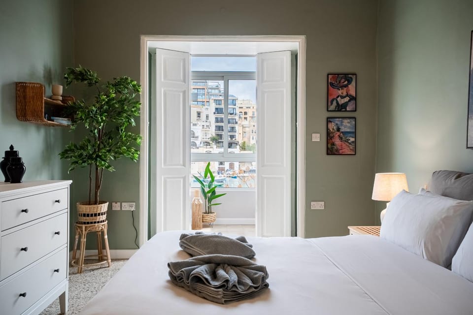 Sumptuous 2 bedrooms townhouse with large roof top terrace, hot tub & sea view GOSTJ-2 House in Saint Julians