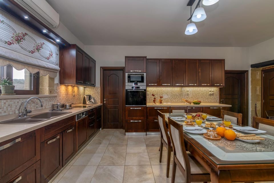 Kitchen or kitchenette, Dining area, dishwasher, oven, stove