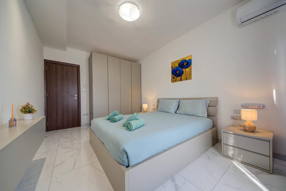 Bed, Living room, Photo of the whole room, Seating area, Bedroom, towels, wardrobe, air conditioner