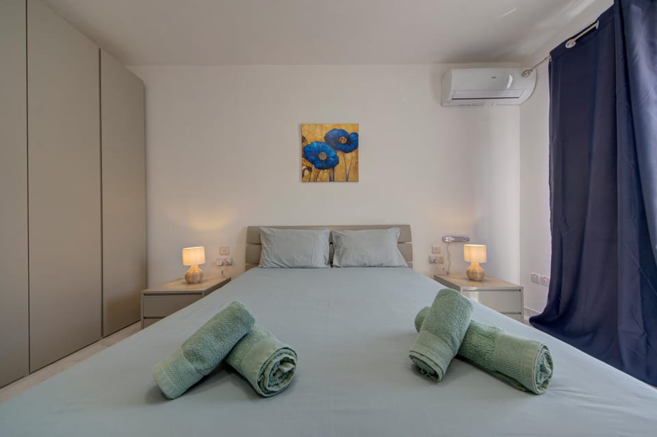 Bed, Photo of the whole room, Bedroom, towels, air conditioner