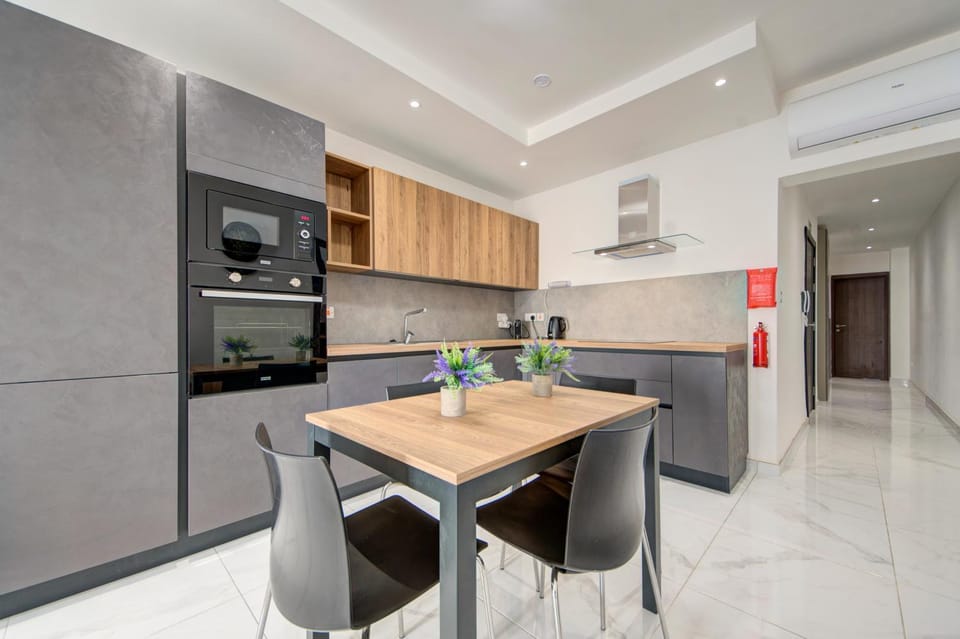 Kitchen or kitchenette, Dining area, minibar, oven, stove