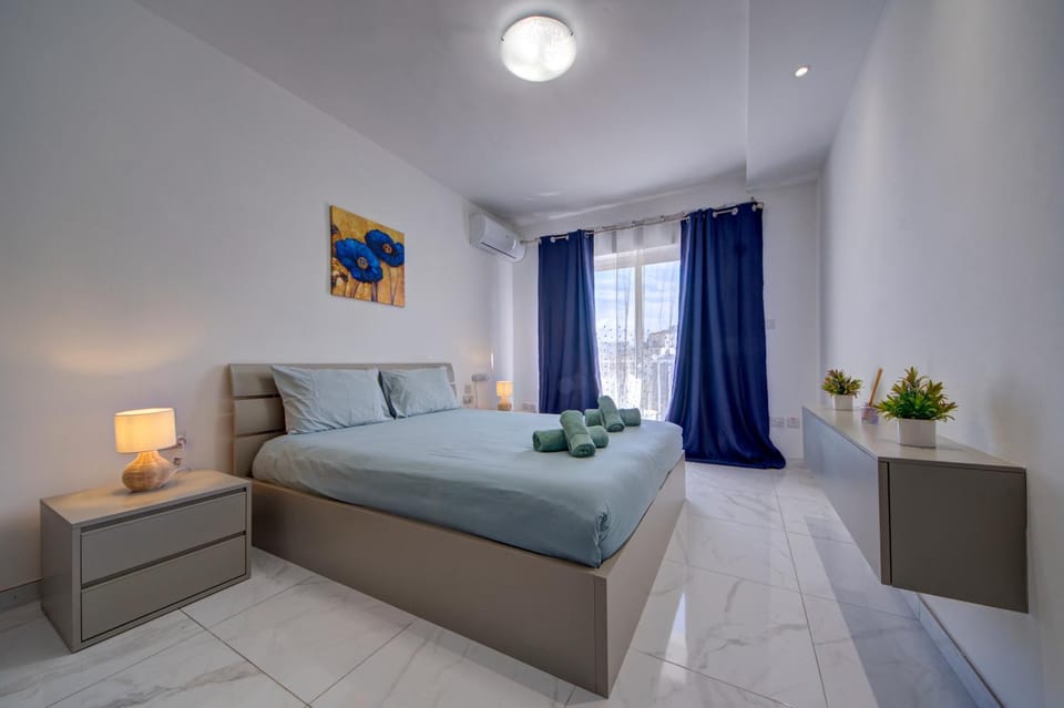 Bed, Living room, Photo of the whole room, Seating area, Bedroom