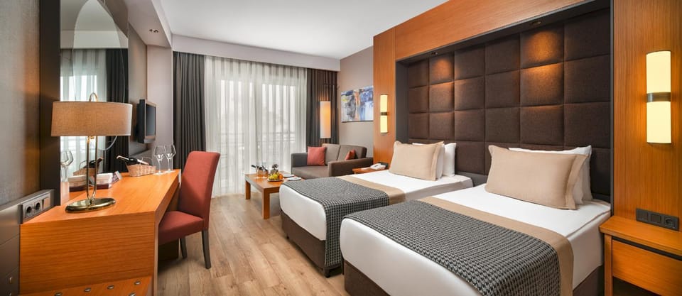 Bed, TV and multimedia, Photo of the whole room, Seating area, Bedroom