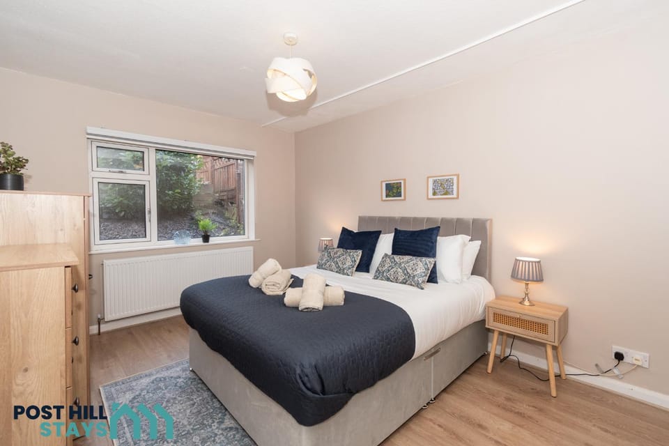 Photo of the whole room, Bedroom
