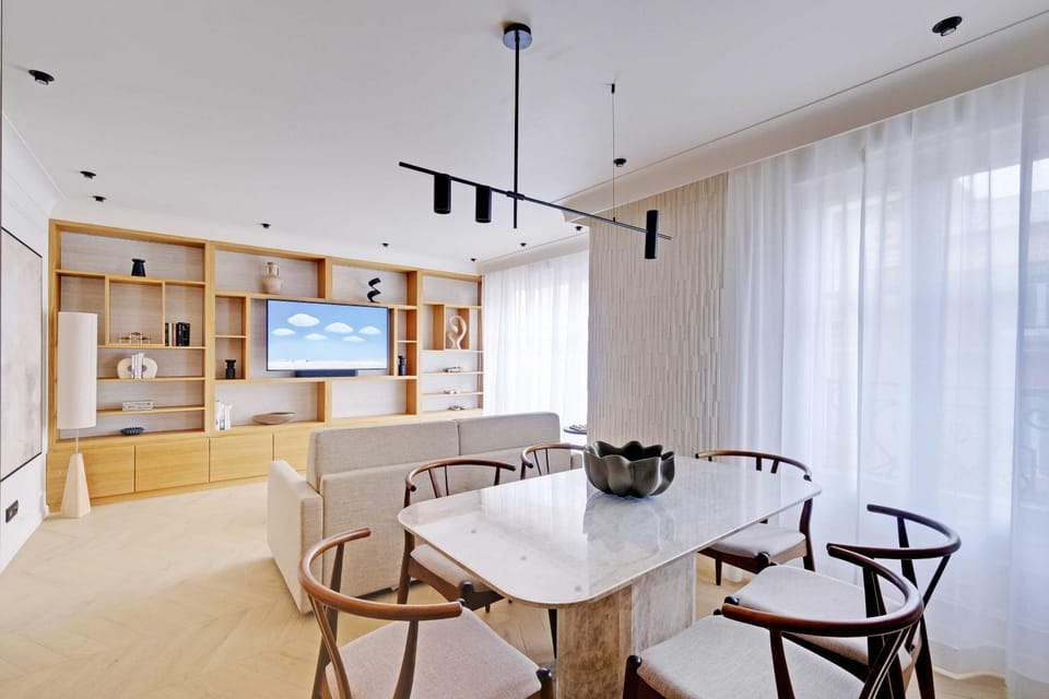 TV and multimedia, Seating area, Dining area