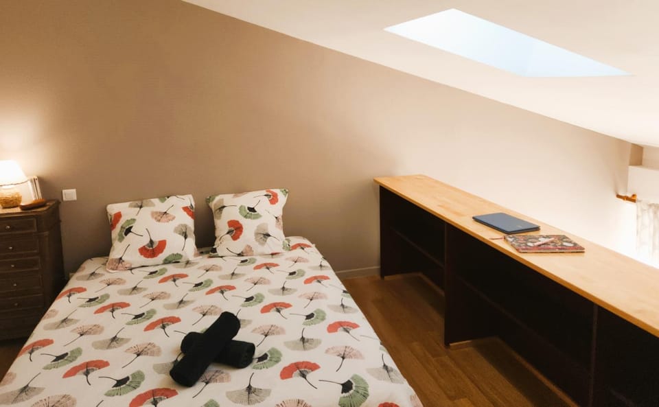Photo of the whole room, Bedroom