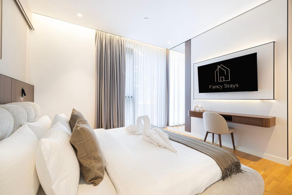 Bed, TV and multimedia, Bedroom