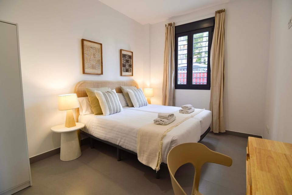 Bedroom, towels