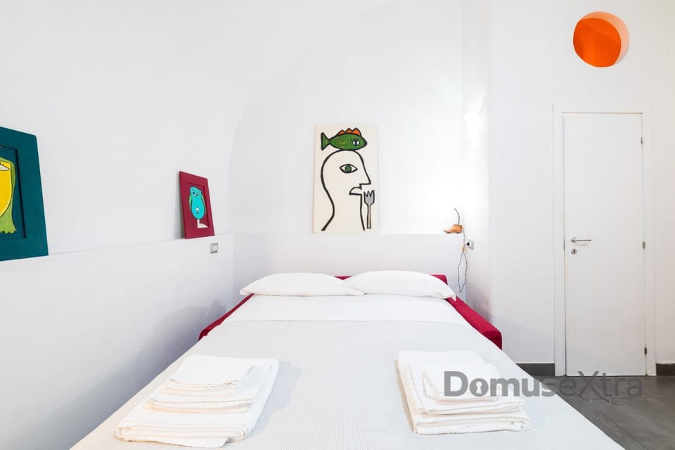 Bed, Photo of the whole room, Decorative detail, towels