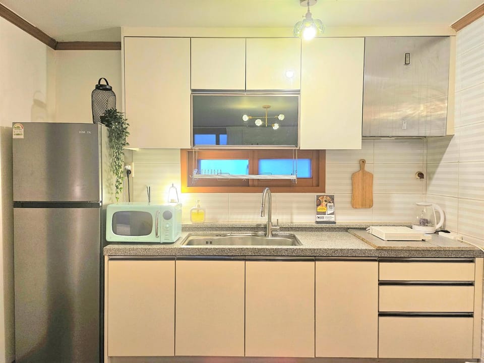 Area and facilities, microwave, oven, toaster, kitchen